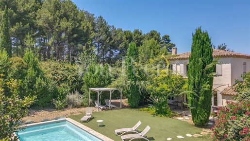 For sale in Saint Rémy de Provence 3 bedrooms house and outbuilding of 40 m2 with garden and swimmin