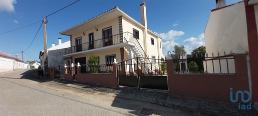 Home / Villa with 4 Rooms in Santarém with 303,00 m²