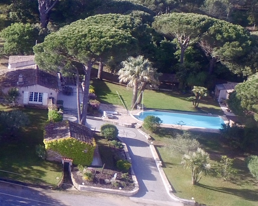 Beautiful quiet property with its wooded park of more than 22,000m2