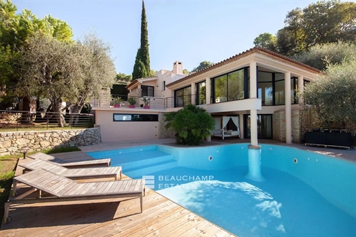 Co-Exclusivity - Villa with swimming pool, sea view, flat garden, in a private domain in absolute tr