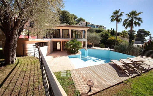 Co-Exclusivity - Villa with swimming pool, sea view, flat garden, in a private domain in absolute tr