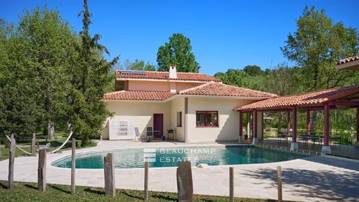 Prestigefyldt ejendom med villa og udhus i Montauroux
