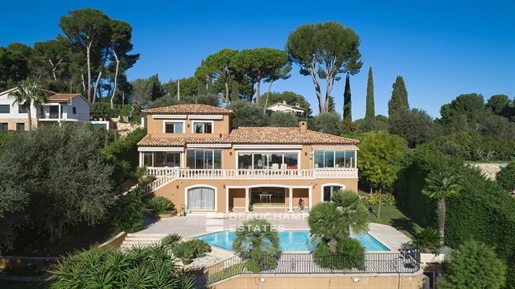 Villa avec vue panoramique et piscine à débordement