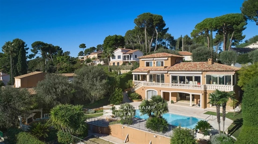 Villa avec vue panoramique et piscine à débordement