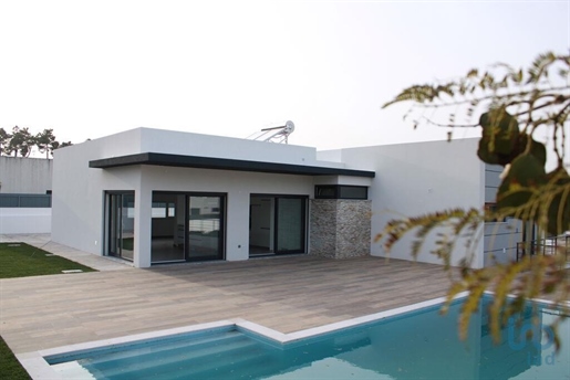 Home / Villa with 4 Rooms in Setúbal with 232,00 m²
