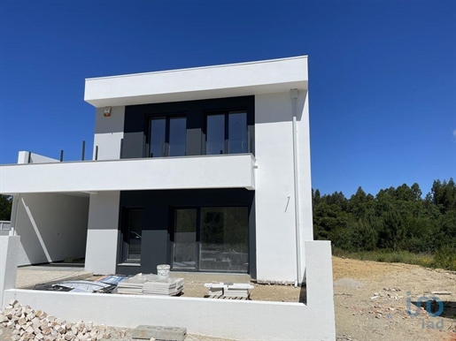 Home / Villa with 3 Rooms in Setúbal with 161,00 m²