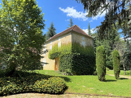 Casa, granero y piscina en 1,2 ha en Bouriane