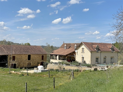 Charmantes Bauernhaus mit herrlichem Haupthaus und Scheunen mit Grundstück, ideal für Pferde oder T