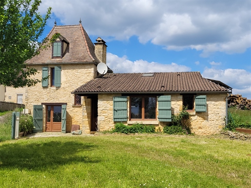 Charming stone house with lovely views of the surrounding countryside on land of over 700 m2.