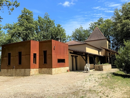 Maison spacieuse avec grand garage sur un terrain de plus de 1800 m2, située sur les hauteurs d'un v