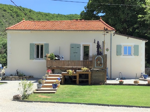 Charming renovated country house on beautiful land of over 4000 m2, near the Lot in Prayssac