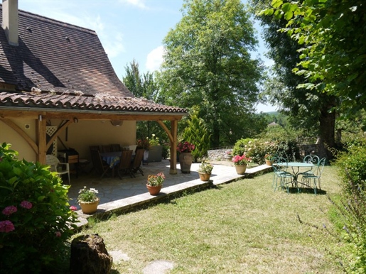 Superbe maison de village du Xviii ème siècle, 3 chambres, jardin, terrasses et garage