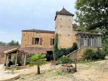 Groot Quercy stenen huis met onafhankelijke gite, bijgebouwen en zwembad.