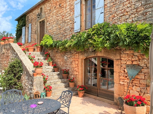 Superb ensemble with house, gîte and swimming pool located in the heart of its 12 hectares