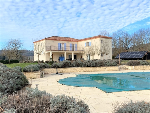 Modern and comfortable family home, with views of the vineyards and close to amenities