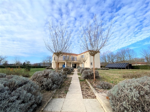 Modern and comfortable family home, with views of the vineyards and close to amenities