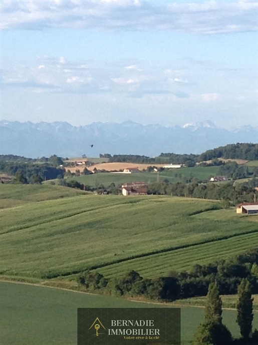 Country house with a view of the Pyrenees