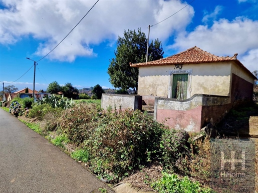 Mixed building with housing to be recovered in Fajã da Ovelha