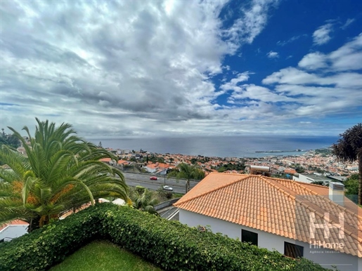 Moradia T4 com vista mar e piscina no Jardim Botânico, Funchal