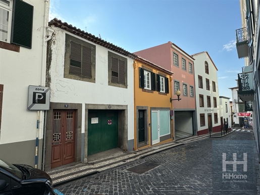 Gebäude mit Projekt für 4 Wohnungen im Zentrum von Funchal