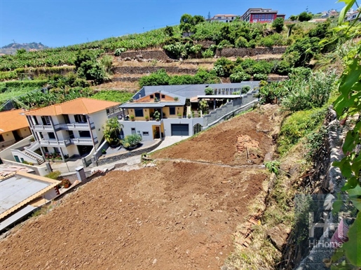 Grundstück mit genehmigtem Projekt für ein Haus mit 212m2 in Câmara de Lobos