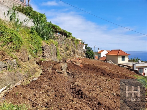 Grundstück mit genehmigtem Projekt für ein Haus mit 212m2 in Câmara de Lobos