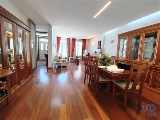 Home / Villa with 5 Rooms in Porto with 270,00 m²