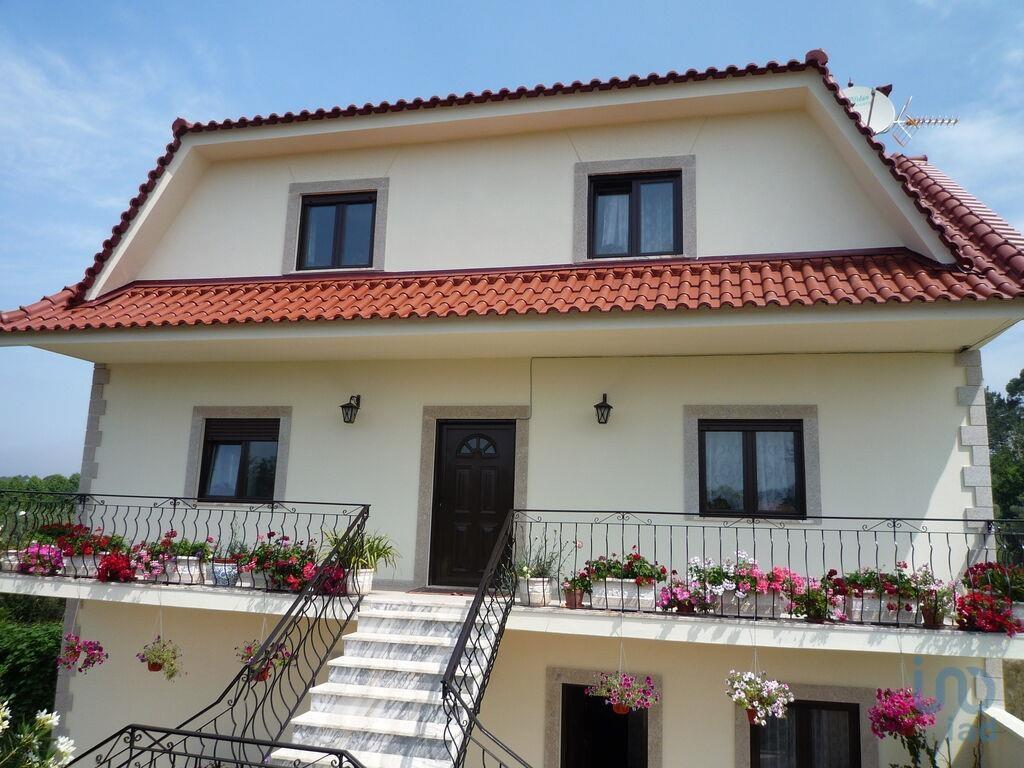 Home / Villa met 6 kamers in Alvarães met 318,00 m²