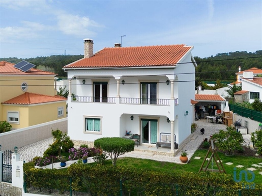 Home / Villa with 4 Rooms in Leiria with 208,00 m²