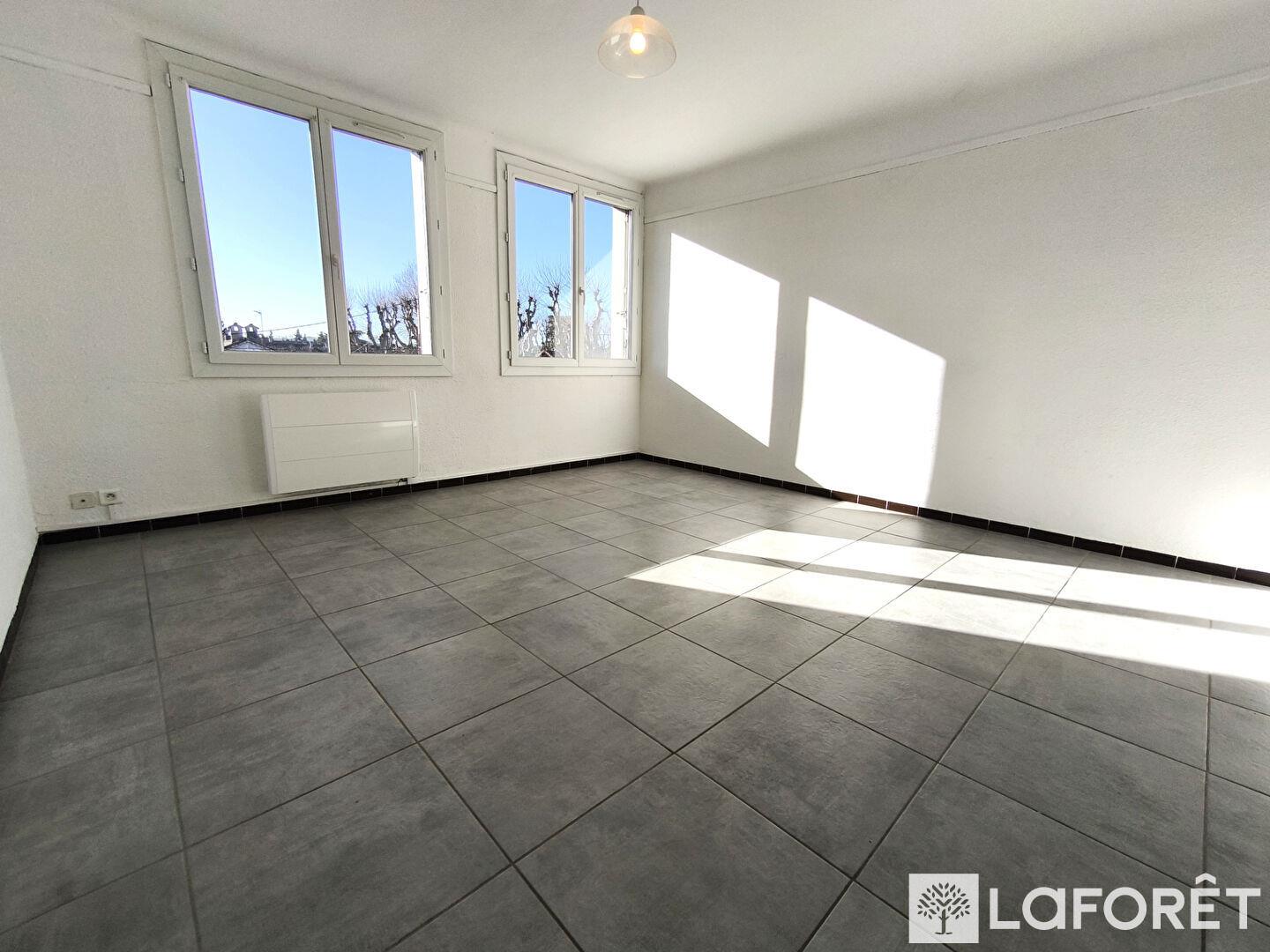 Cavaillon - Apartment - 3 rooms - 62m² + Cellar