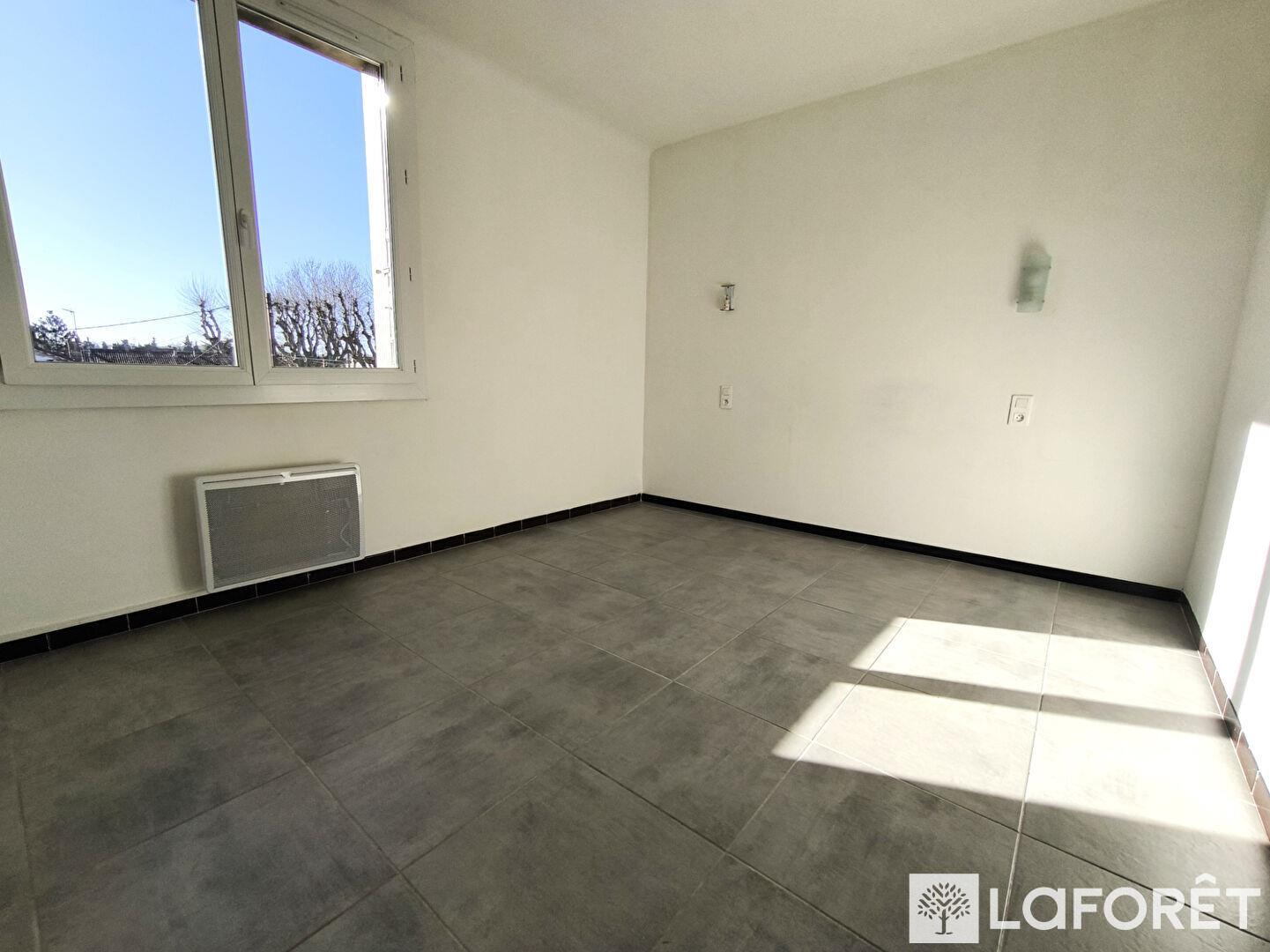 Cavaillon - Apartment - 3 rooms - 62m² + Cellar