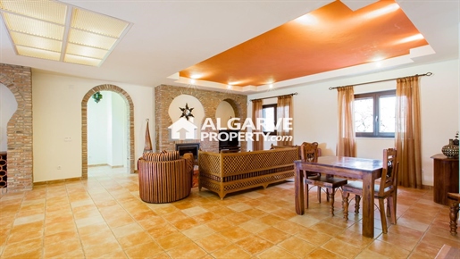 Carvoeiro - Une villa de 7 chambres de style imposant proche de la Plage