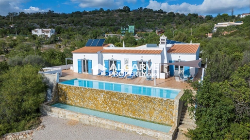 4-Bedroom traditional style villa in Loulé with a pool and views over the Algarve coast