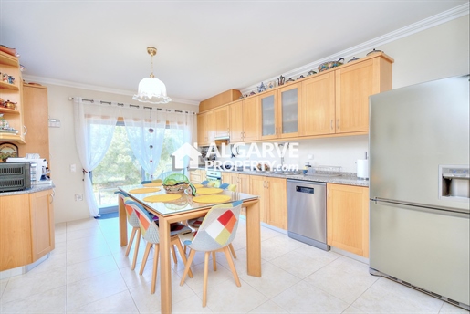 Exceptional semi-detached 4-bed villa with independent studio in Albufeira, Olhos de Água