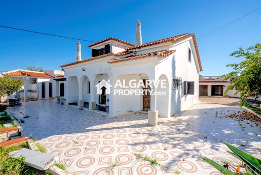 Five bedroom villa next to the airport and Faro Beach, Algarve