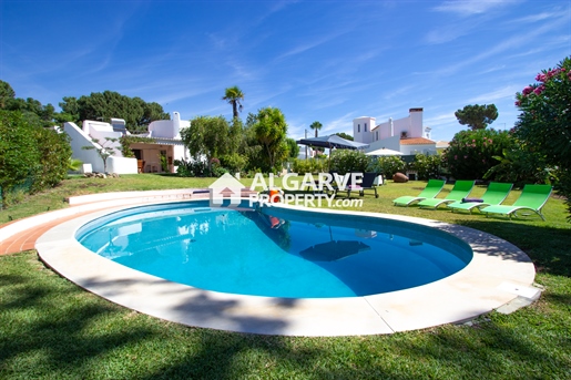 Charming single storey V3 villa on a double plot next to the marina and golf course in Vilamoura, Al