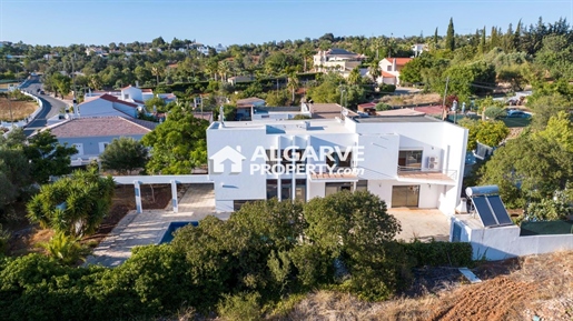 Villa de style contemporain de 3 chambres proche de la plage à Almancil, Algarve