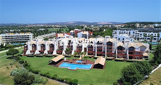 Espaçoso apartamento T2 frente ao golfe e perto da praia e Marina de Vilamoura, Algarve