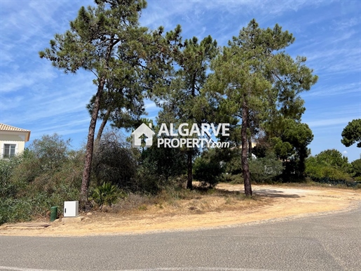 Fabulous plot for construction close to the Golf and a commercial area in Vila Sol