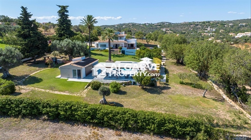 Fabulous 5+1 bedroom villa with stunning country and sea views close to Vilamoura and the beach.