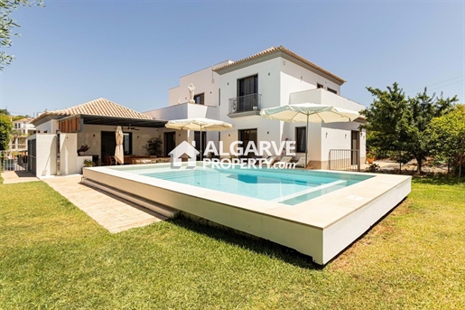 Villa met 4 slaapkamers, garage en verwarmd zwembad in Almancil