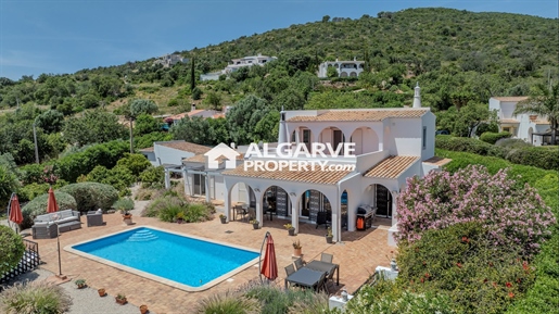 Fantastische 3-Schlafzimmer-Villa auf einem Hügel mit spektakulärer Aussicht in Estoi, Algarve
