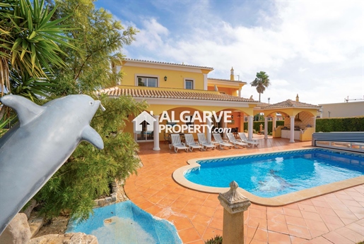 Vrijstaande villa met 4 slaapkamers, privézwembad en tuin op 1,5 km van het strand in Quarteira, Al