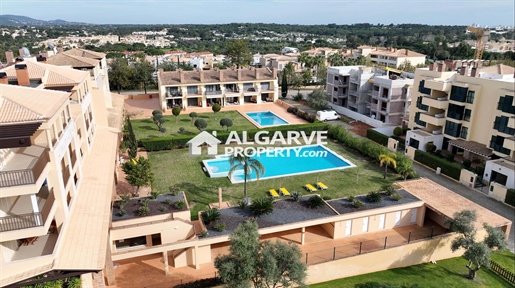 Espaçoso apartamento T2 localizado junto ao golfe e a 5 minutos da Marina de Vilamoura, Algarve
