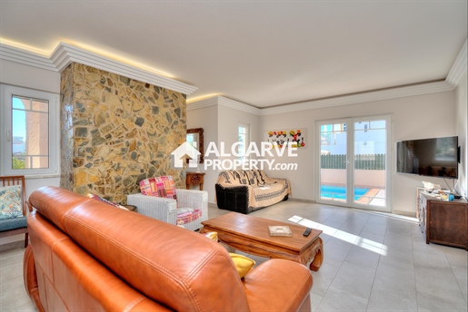 Superbe villa de 5 chambres à vendre, à seulement 500 mètres de la plage de Chiringuito à Galé, Albu
