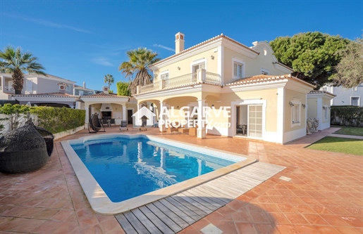 Charmante villa met 4 slaapkamers, privézwembad in Almancil, Algarve