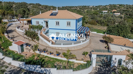 Uitstekende villa met 5 slaapkamers en panoramisch uitzicht aan de rand van Loulé, Algarve