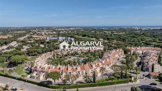 V3+1 de luxo localizada num resort de golfe na Vila Sol, Algarve