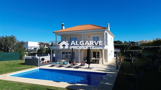 Excellent 5 bedroom villa next to several golf courses, the international school, 5km from the marin