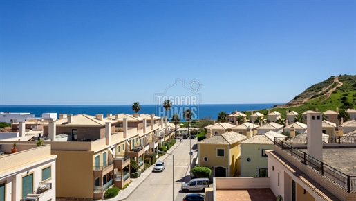 Spacious 2 Bedroom Apartment Located in Charming Beach Village with Sea Views, Burgau